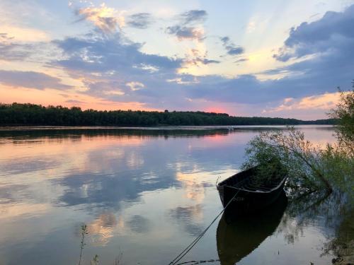 Lotcă pescărească la apus